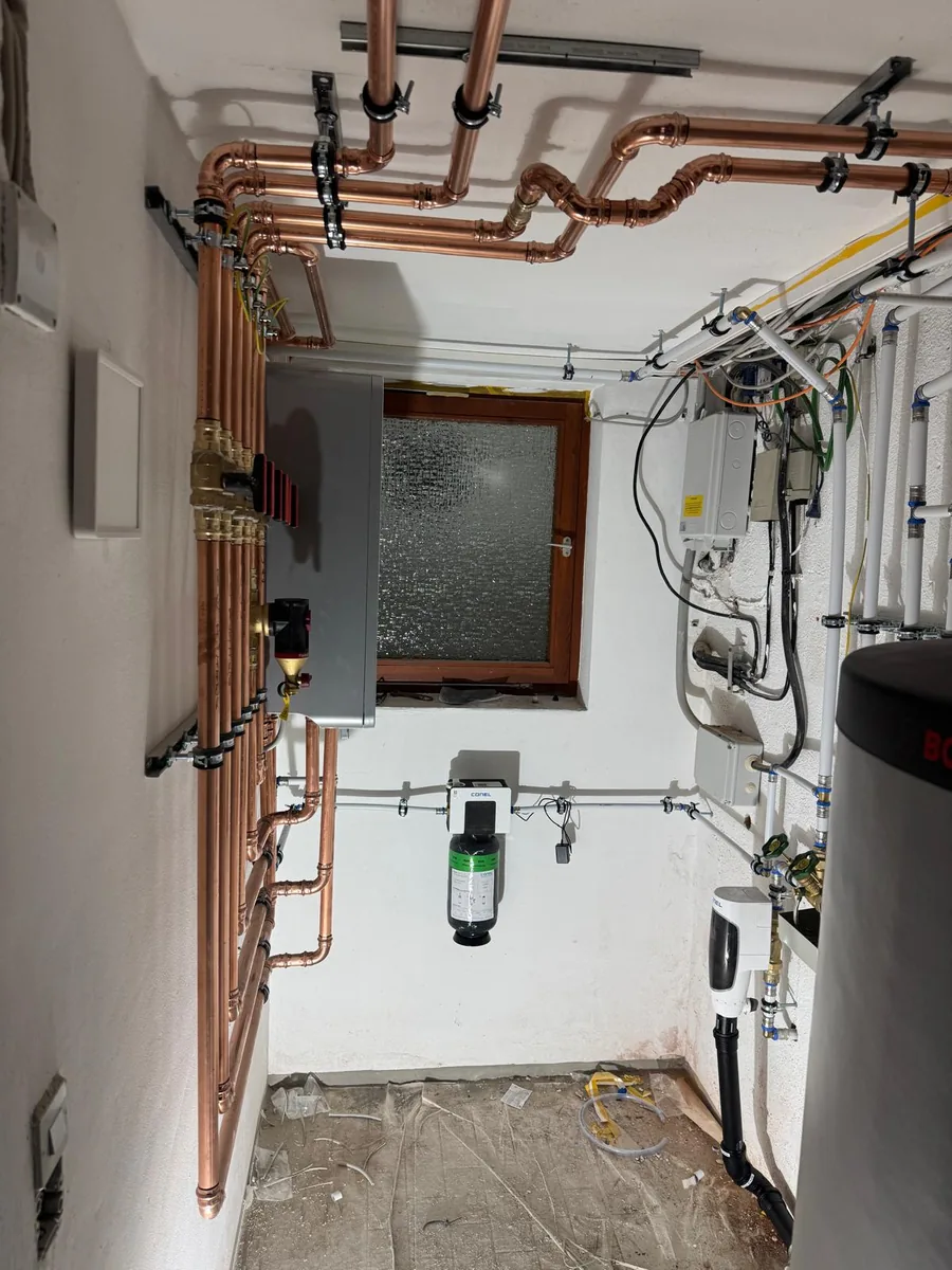 Heizungsinstallation mit neuer Verrohrung im Heizungsraum